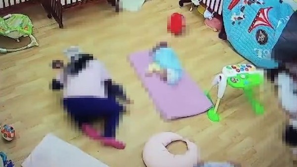 Cô giáo nằm đè lên bé 11 tháng tuổi đến nghẹt thở, lý do phía sau khiến ai nghe cũng tức giận - Ảnh 3. Cô giáo nằm đè lên bé 11 tháng tuổi đến nghẹt thở, lý do phía sau khiến ai nghe cũng tức giận - Ảnh 3.