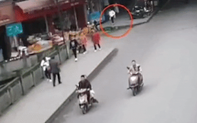 Kinh hoàng cảnh người mẹ thản nhiên vứt con vào thùng rác giữa chốn đông người - Ảnh 1.