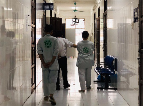 Nhiều người chữa bệnh tâm thần bằng... cúng bái - Ảnh 1. Nhiều người chữa bệnh tâm thần bằng... cúng bái - Ảnh 1.