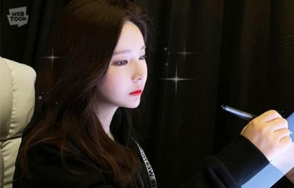 Nữ hoạ sĩ Webtoon 5,1 triệu lượt th&iacute;ch ở H&agrave;n lần đầu lộ diện, body n&oacute;ng bỏng của c&ocirc; lấn &aacute;t tất cả - Ảnh 2.