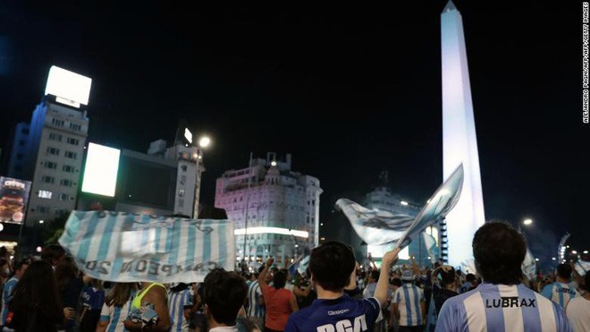 Cháu đào mộ ông lấy hộp sọ mang ra đường để cùng nhau ăn mừng chiến thắng của đội bóng đá Argentina - Ảnh 1. Cháu đào mộ ông lấy hộp sọ mang ra đường để cùng nhau ăn mừng chiến thắng của đội bóng đá Argentina - Ảnh 1.