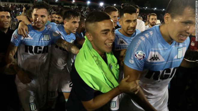 Cháu đào mộ ông lấy hộp sọ mang ra đường để cùng nhau ăn mừng chiến thắng của đội bóng đá Argentina - Ảnh 2. Cháu đào mộ ông lấy hộp sọ mang ra đường để cùng nhau ăn mừng chiến thắng của đội bóng đá Argentina - Ảnh 2.