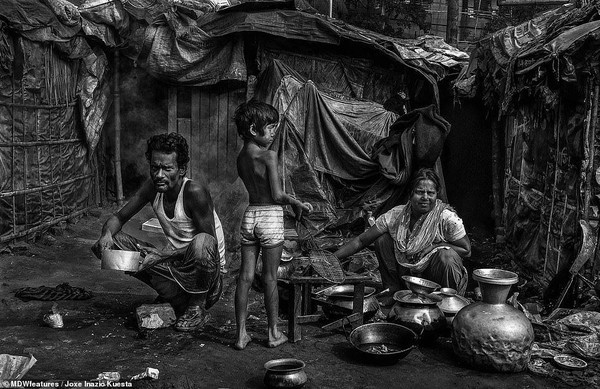 Loạt ảnh trần trụi về những kiếp người oằn mình sống qua ngày ở khu ổ chuột nghèo nhất thế giới - Ảnh 11.