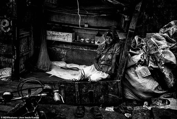 Loạt ảnh trần trụi về những kiếp người oằn mình sống qua ngày ở khu ổ chuột nghèo nhất thế giới - Ảnh 13.