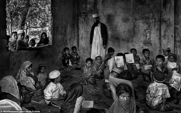 Loạt ảnh trần trụi về những kiếp người oằn mình sống qua ngày ở khu ổ chuột nghèo nhất thế giới - Ảnh 14.