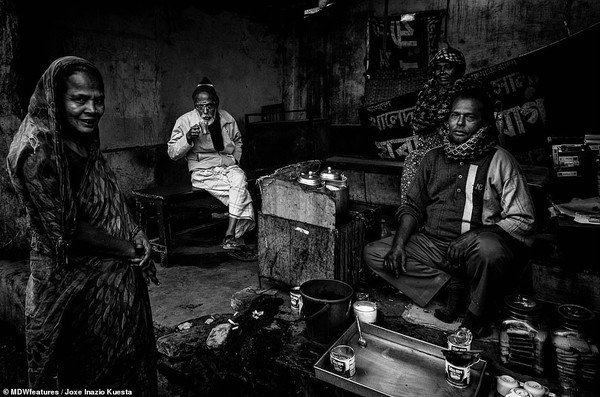 Loạt ảnh trần trụi về những kiếp người oằn mình sống qua ngày ở khu ổ chuột nghèo nhất thế giới - Ảnh 15.