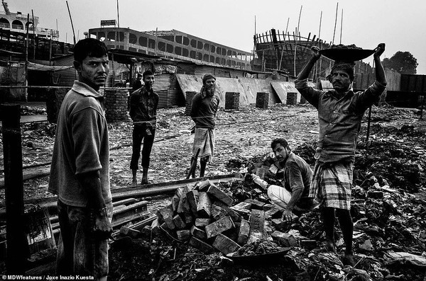 Loạt ảnh trần trụi về những kiếp người oằn mình sống qua ngày ở khu ổ chuột nghèo nhất thế giới - Ảnh 16. Loạt ảnh trần trụi về những kiếp người oằn mình sống qua ngày ở khu ổ chuột nghèo nhất thế giới - Ảnh 16.