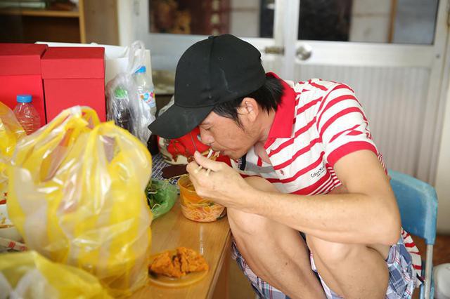 Sự ra đi của nghệ sĩ Anh Vũ và lời cảnh báo đáng sợ về cuộc sống đầy khắc nghiệt của nghệ sĩ: Ăn tranh thủ, ngủ khẩn trương - Ảnh 4. Sự ra đi của nghệ sĩ Anh Vũ và lời cảnh báo đáng sợ về cuộc sống đầy khắc nghiệt của nghệ sĩ: Ăn tranh thủ, ngủ khẩn trương - Ảnh 4.