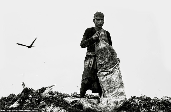 Loạt ảnh trần trụi về những kiếp người oằn mình sống qua ngày ở khu ổ chuột nghèo nhất thế giới - Ảnh 4. Loạt ảnh trần trụi về những kiếp người oằn mình sống qua ngày ở khu ổ chuột nghèo nhất thế giới - Ảnh 4.