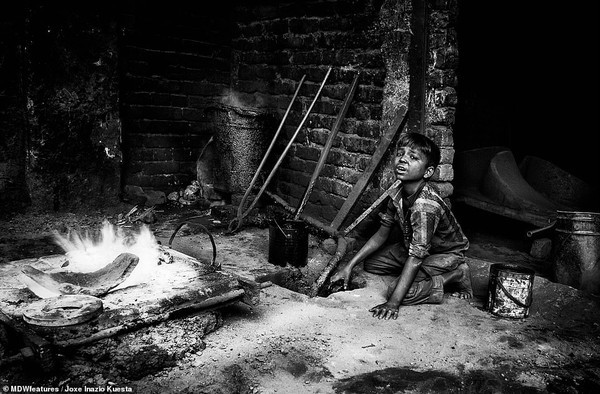 Loạt ảnh trần trụi về những kiếp người oằn mình sống qua ngày ở khu ổ chuột nghèo nhất thế giới - Ảnh 5. Loạt ảnh trần trụi về những kiếp người oằn mình sống qua ngày ở khu ổ chuột nghèo nhất thế giới - Ảnh 5.