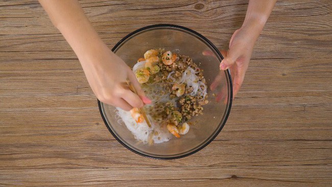 Học lỏm được công thức làm miến trộn của đầu bếp người Thái, tôi chẳng bao giờ phải tốn tiền đi nhà hàng để ăn món này nữa - Ảnh 5. Học lỏm được công thức làm miến trộn của đầu bếp người Thái, tôi chẳng bao giờ phải tốn tiền đi nhà hàng để ăn món này nữa - Ảnh 5.