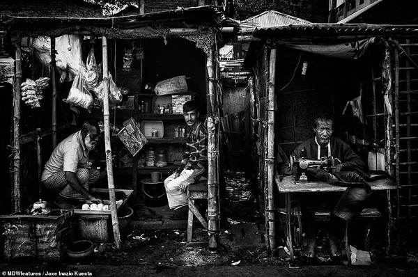 Loạt ảnh trần trụi về những kiếp người oằn mình sống qua ngày ở khu ổ chuột nghèo nhất thế giới - Ảnh 8.