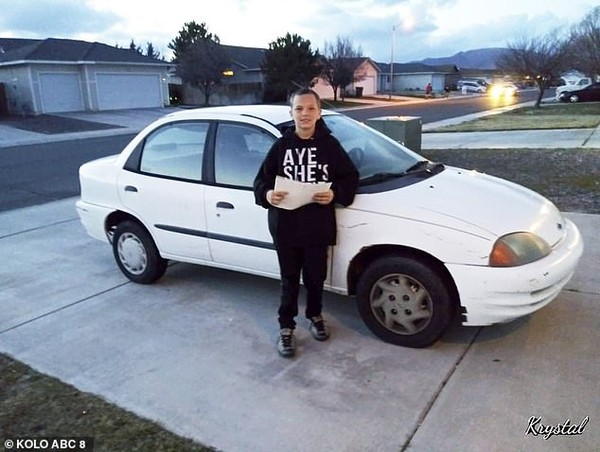Bé trai 13 tuổi dọn sân, cắt cỏ thuê kiếm tiền mua ô tô tặng mẹ - Ảnh 1.