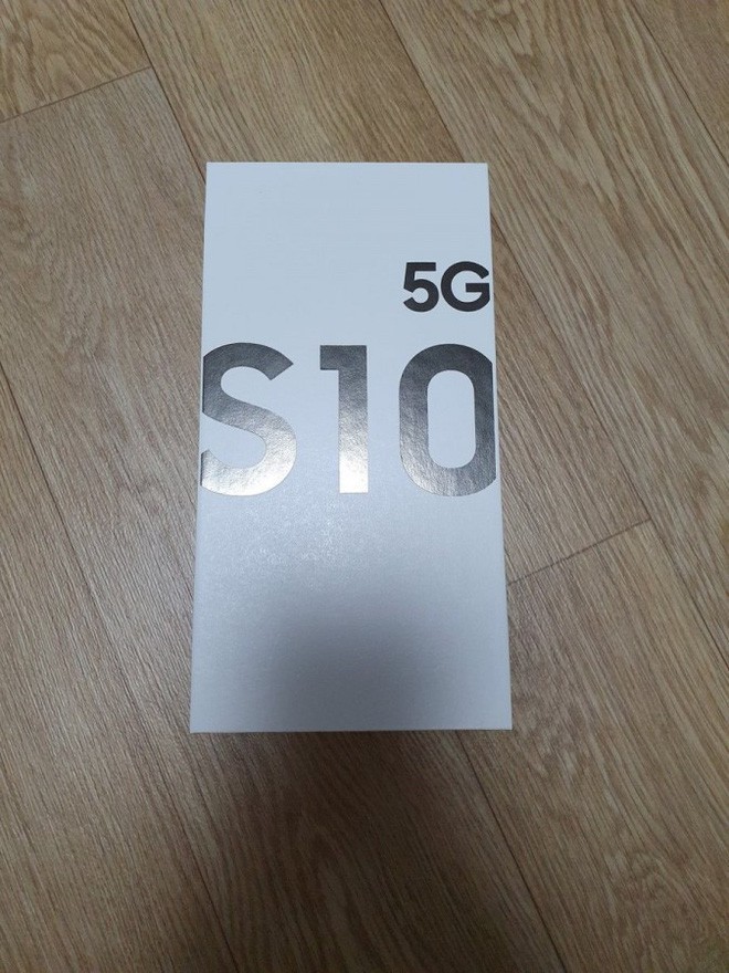 Mở hộp chiếc Galaxy S10 5G đầu tiên: Màn hình 6,7 inch siêu lớn, 6 camera và củ sạc khủng - Ảnh 1.