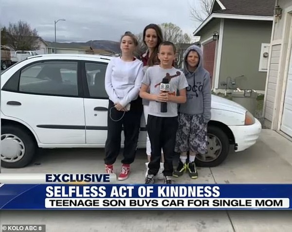 Bé trai 13 tuổi dọn sân, cắt cỏ thuê kiếm tiền mua ô tô tặng mẹ - Ảnh 3.