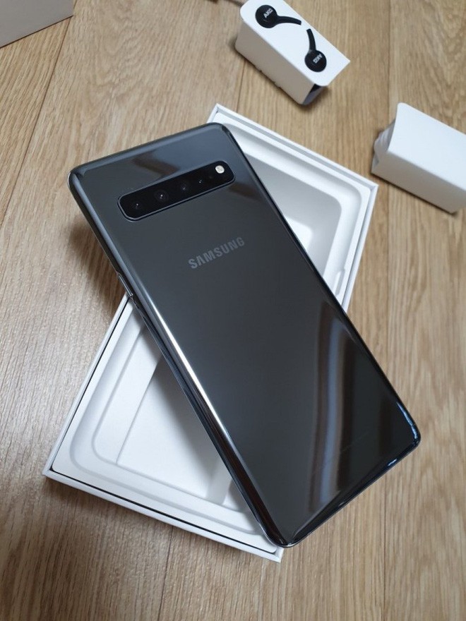 Mở hộp chiếc Galaxy S10 5G đầu tiên: Màn hình 6,7 inch siêu lớn, 6 camera và củ sạc khủng - Ảnh 5.