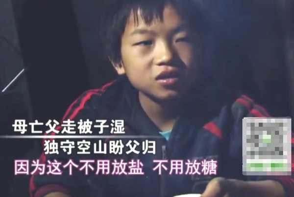 Xúc động cậu bé 14 tuổi sống một mình, ăn rau quả dại mỗi ngày và dùng túi đựng thức ăn cho lợn để làm cặp sách - Ảnh 1.