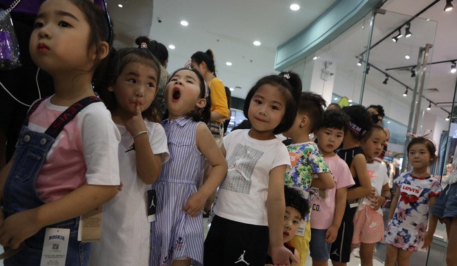 Bố mẹ Trung Quốc cho con làm mẫu nhí: Kiếm 35 triệu/ngày nhưng đổi lại là lịch làm việc như ngôi sao, cạnh tranh khốc liệt - Ảnh 1.