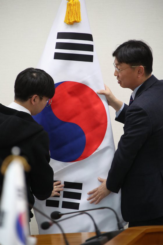 Hàn Quốc gặp tai nạn vì quốc kỳ, dư luận bùng phát làn sóng chỉ trích dữ dội - Ảnh 3.