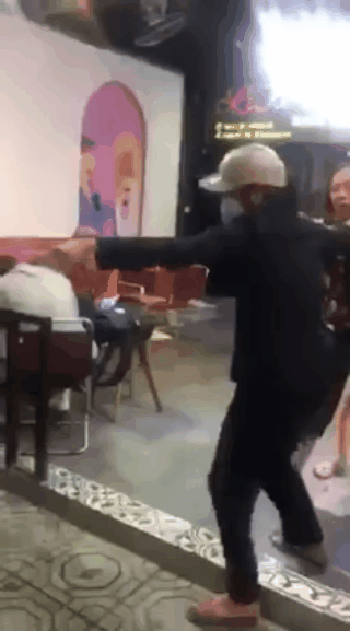 Cô gái trẻ bị nhóm người đánh ghen lao vào túm tóc, đập đầu, đạp túi bụi trong quán cà phê - Ảnh 3.