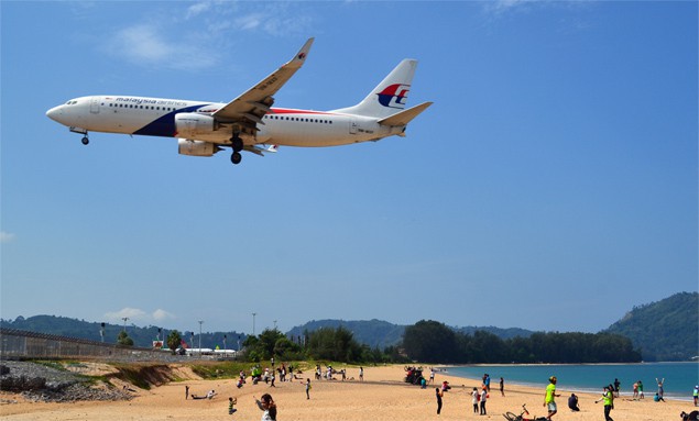 Thái Lan có thể áp dụng mức tử hình với du khách chụp selfie trên bãi biển Phuket gây cản trở máy bay cất cánh - Ảnh 1.