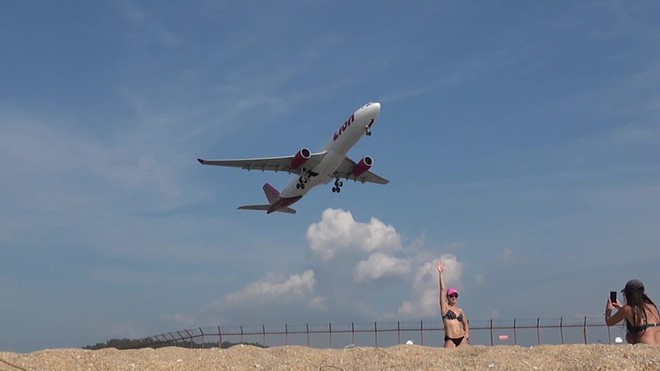 Thái Lan có thể áp dụng mức tử hình với du khách chụp selfie trên bãi biển Phuket gây cản trở máy bay cất cánh - Ảnh 2.