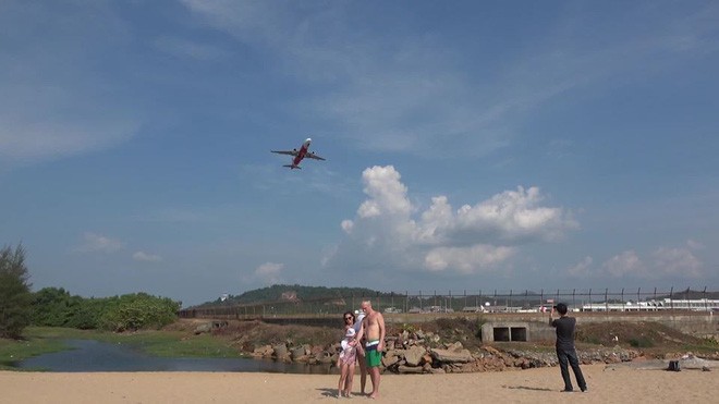 Thái Lan có thể áp dụng mức tử hình với du khách chụp selfie trên bãi biển Phuket gây cản trở máy bay cất cánh - Ảnh 3.