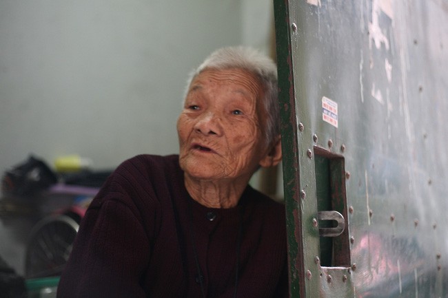 Xót cảnh cụ bà 84 tuổi, hàng ngày phải đẩy xe đi bán kẹo và tâm nguyện cuối cùng trước khi chết - Ảnh 13.