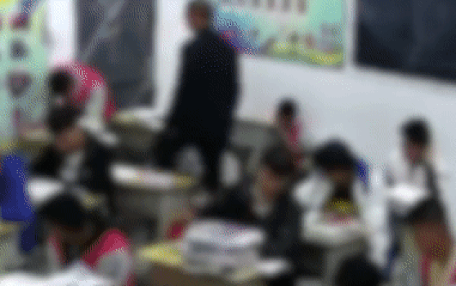 Phẫn nộ cảnh thầy giáo dùng chân đá 2 học sinh ngay trong lớp học - Ảnh 3.