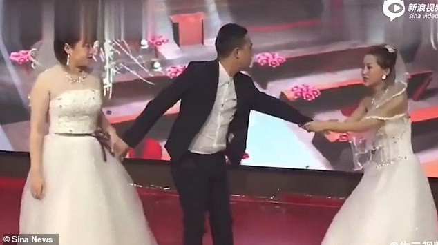 Video: Cặp đôi chuẩn bị hôn nhau thì bồ cũ chú rể mặc váy cưới xông vào lễ đường - Ảnh 2.