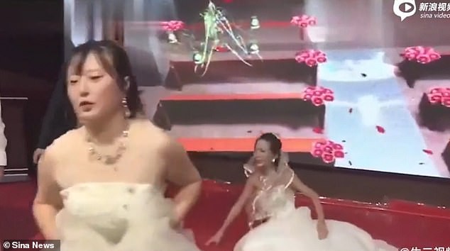 Video: Cặp đôi chuẩn bị hôn nhau thì bồ cũ chú rể mặc váy cưới xông vào lễ đường - Ảnh 4.