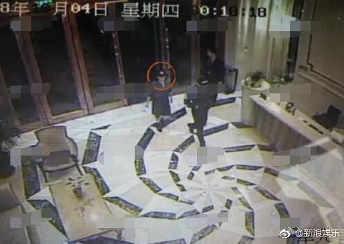 Sốc với loạt ảnh CCTV nhóm người tới cướp con, đánh đập bố vợ do chồng mỹ nhân Hồng Lâu Mộng dàn dựng - Ảnh 2.