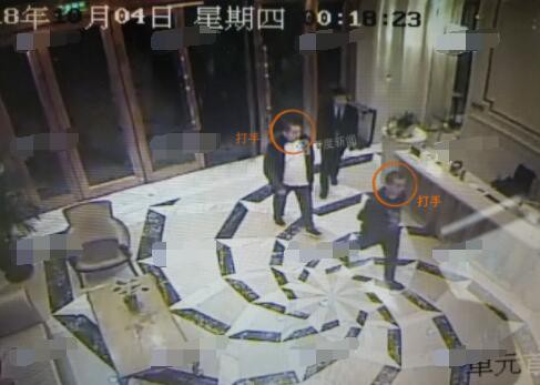 Sốc với loạt ảnh CCTV nhóm người tới cướp con, đánh đập bố vợ do chồng mỹ nhân Hồng Lâu Mộng dàn dựng - Ảnh 3.