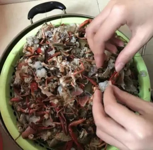 Chồng hí hửng mua 10 kg tôm hùm, vợ đảm giúp chồng rửa tôm bằng máy giặt và cái kết cay đắng khiến chồng khóc không dám khóc, giận không dám giận - Ảnh 3.