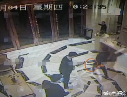 Sốc với loạt ảnh CCTV nhóm người tới cướp con, đánh đập bố vợ do chồng mỹ nhân Hồng Lâu Mộng dàn dựng - Ảnh 4.