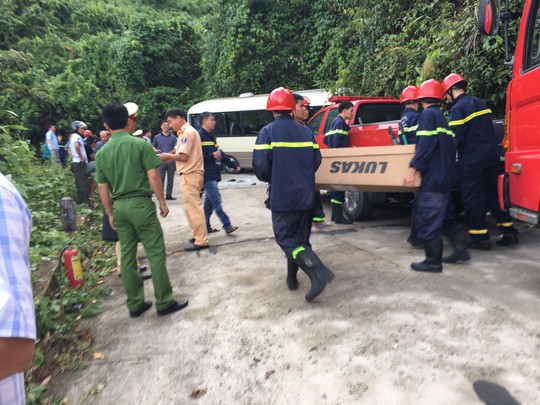 Xe khách tông vách núi, 18 sinh viên nước ngoài bị thương - Ảnh 1.