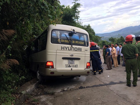 Xe khách tông vách núi, 18 sinh viên nước ngoài bị thương - Ảnh 2.