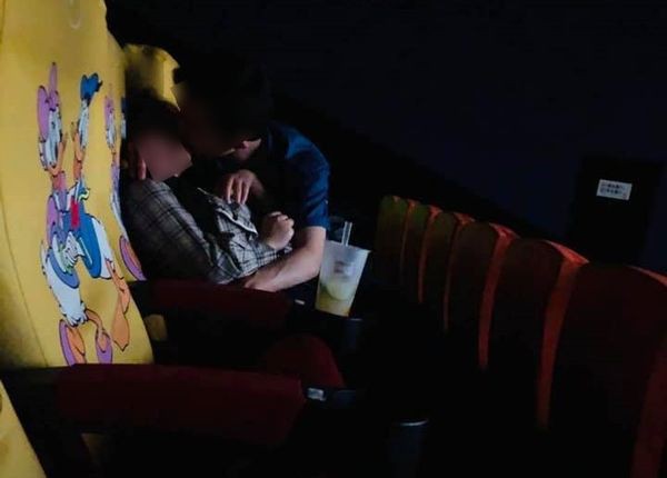 Cặp đôi thản nhiên ôm hôn, làm chuyện người lớn ngay trong rạp chiếu phim khiến người xung quanh nhức mắt - Ảnh 1.