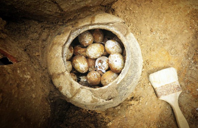 Phát hiện những quả trứng 2.500 tuổi còn nguyên vẹn trong mộ cổ - Ảnh 2.