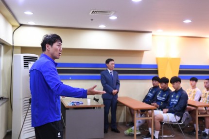 Vừa lên nắm quyền, tân HLV Incheon United đã ngầm cảnh cáo Công Phượng - Ảnh 1.