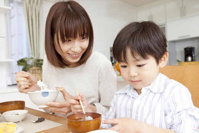 Mẹ ơi, nhà mình có bao nhiêu tiền? - Câu hỏi tưởng vô thưởng vô phạt của trẻ nhưng lại có ảnh hưởng cực lớn - Ảnh 2.