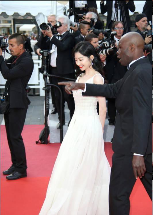 2 mỹ nhân bị đối xử một trời một vực tại Cannes: Cảnh Điềm bị xua đuổi phũ phàng, sao nữ này lại được chào đón - Ảnh 13.