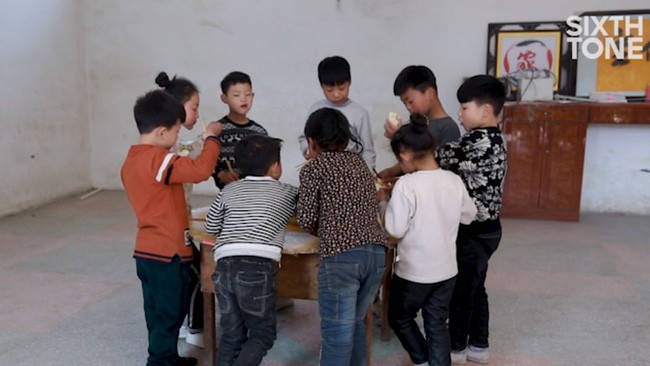 Những đứa trẻ kiếm sống bằng nghề nhào lộn ở Trung Quốc: Không gia đình, không được đến trường nhưng không thôi hy vọng - Ảnh 4.