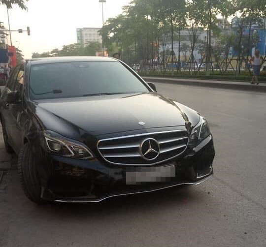 Bỏ xe Mercedes lên vỉa hè nằm ngủ vật vã cả đêm, người đàn ông khiến ai cũng phải ngoái nhìn - Ảnh 2.