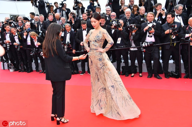 Sốc trước các trò lố trên thảm đỏ LHP Cannes 2019, xuất hiện ồ ạt mỹ nhân đến từ Trung Quốc - Ảnh 4.