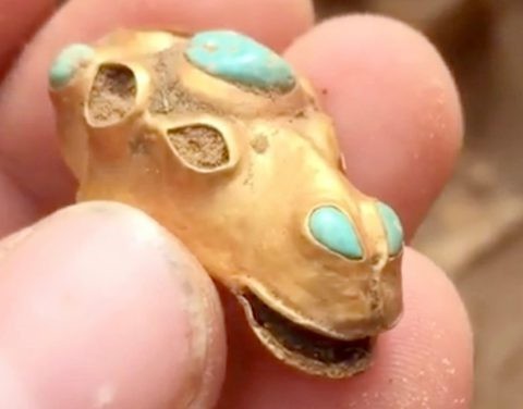 Phát hiện bộ xương 2.000 năm tuổi đang cười cùng nhiều trang sức quý báu - Ảnh 2.