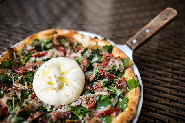 Pizza 4Ps, câu chuyện khởi nghiệp truyền cảm hứng từ sở thích của bạn gái cũ, học làm phomai qua Youtube - Ảnh 2.