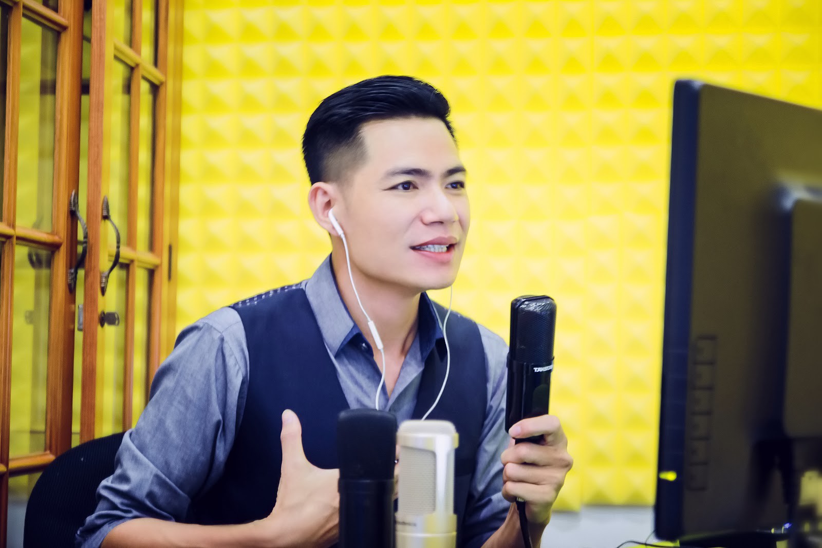 Th&agrave;nh c&ocirc;ng ở tuổi 37, ch&agrave;ng ca sĩ Đinh Duy Chinh mang y&ecirc;u thương đến người ngh&egrave;o - Ảnh 1.