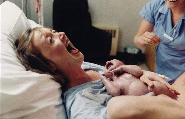 Bức ảnh bà mẹ cười ngoác miệng ôm con mới sinh gây ấn tượng mạnh, thế nhưng cư dân mạng lại chỉ chú ý đến chi tiết này của người y tá - Ảnh 1.