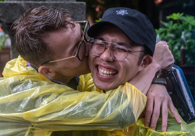 Chùm ảnh: Hàng trăm người vỡ òa cảm xúc khi Đài Loan hợp pháp hóa hôn nhân đồng giới, một lần nữa tình yêu lại giành chiến thắng - Ảnh 15.